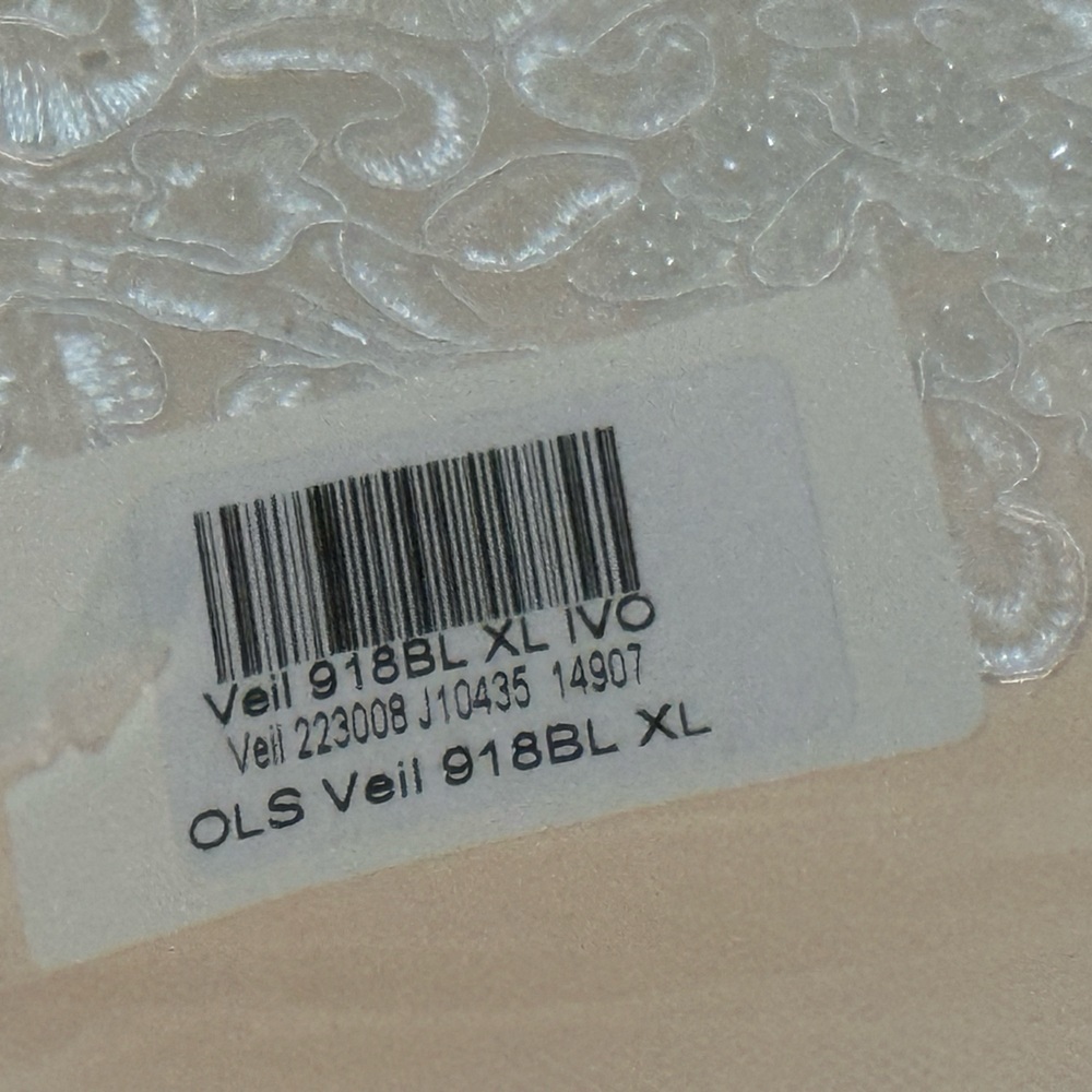 2 tier wedding veil. Brand New. Never been used.